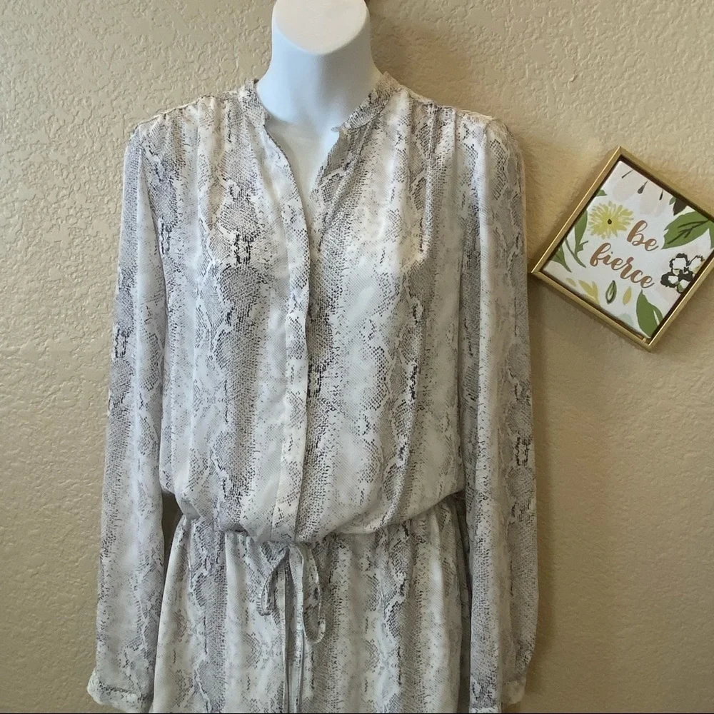 Hilary Radley long sleeve shorts romper white and grey snake skin print small - Picture 2 of 6